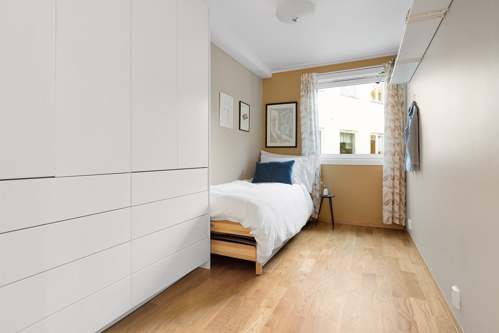 Soverom 2 passer godt som barnerom, gjesterom eller hjemmekontor, med praktisk garderobeløsning og god plassutnyttelse Galleribilde