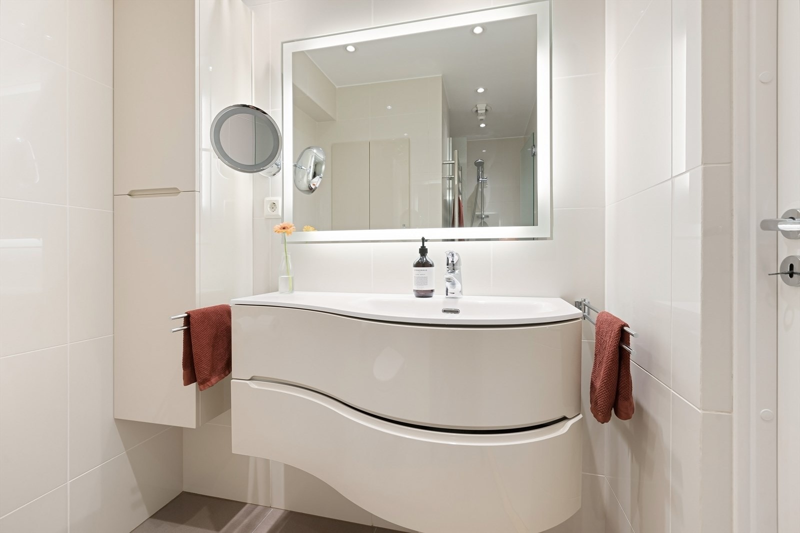 Videre er badet utstyrt med belyst speil, downlights i himling og mekanisk avtrekk Galleribilde