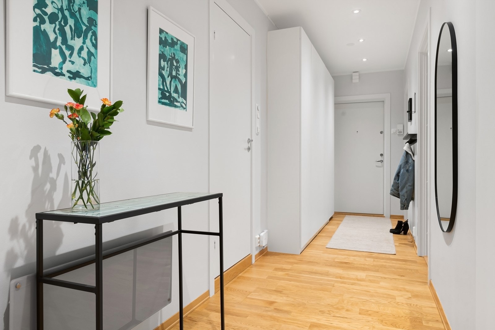 Entreen er utstyrt med garderobeskap og har god plass til oppbevaring av yttertøy og sko - Velkommen til visning! Galleribilde