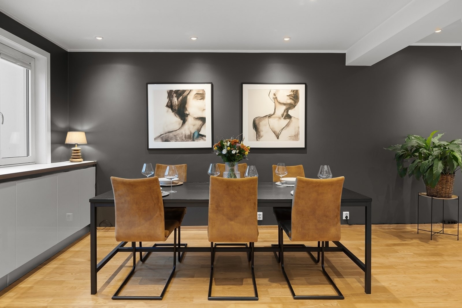 Med dagens planløsning er det gjennomgående lys. Merk plissegardiner på vinduene Galleribilde