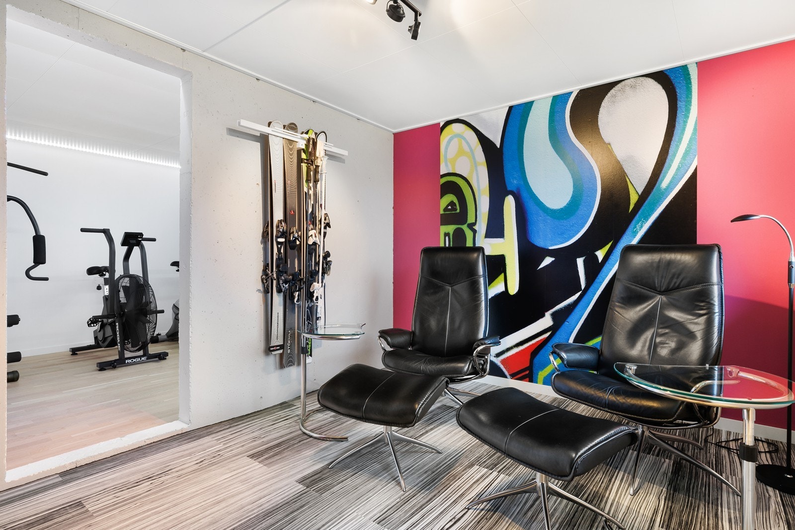 Rommet kan brukes etter behov men passer ypperlig som tv-stue. Galleribilde