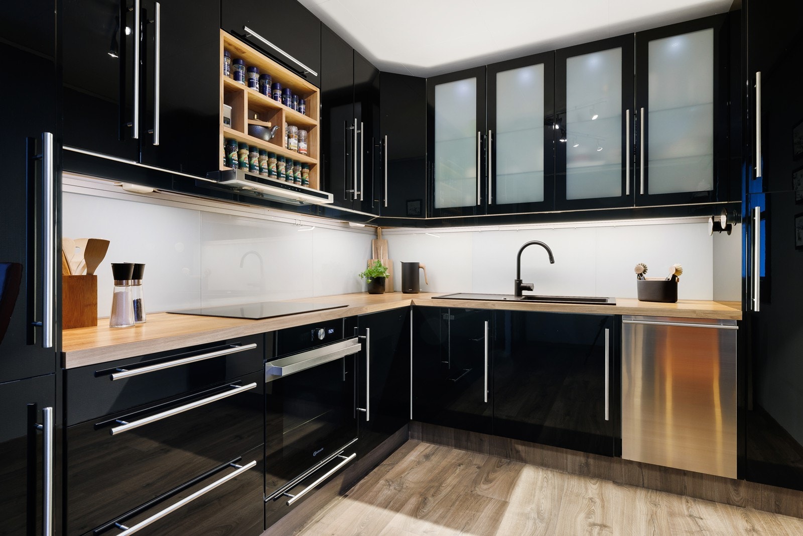 Kjøkkenet har nytt kjøleskap, stekeovn, koketopp, vask og ventilator. Galleribilde