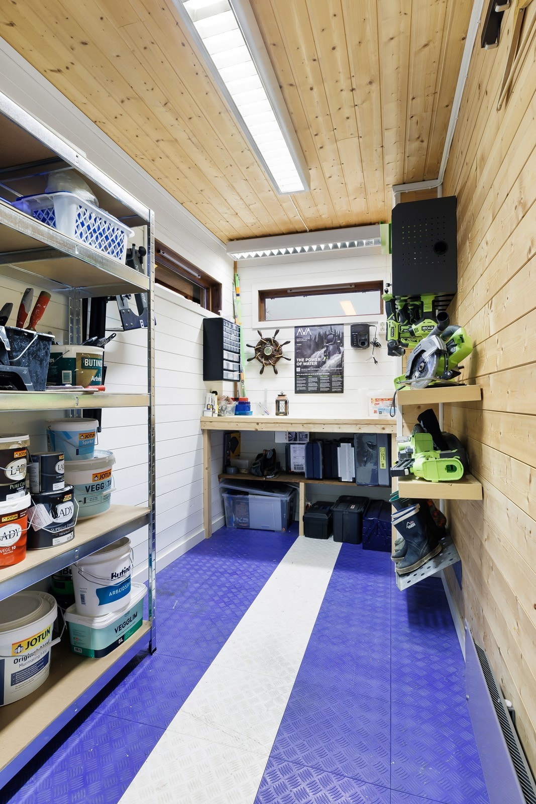 Garasjen er også utstyrt med en bod. Galleribilde