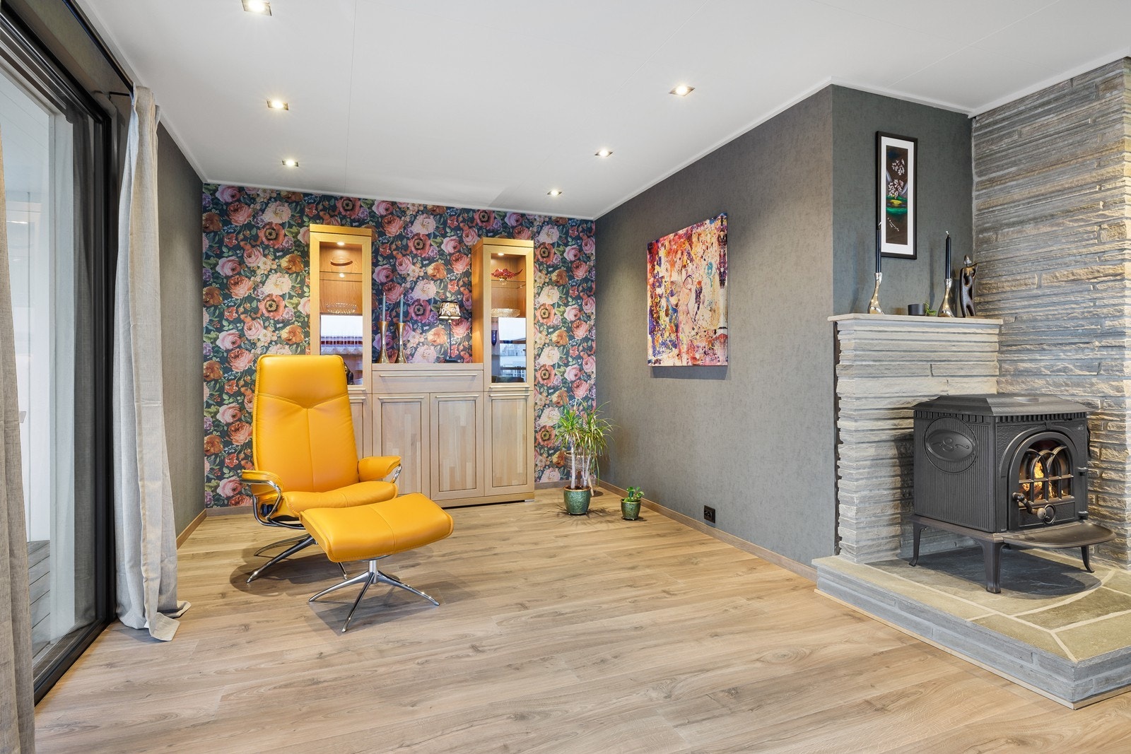 Stuen er også utstyrt med vedovn, perfekt for kalde vinterdager. Galleribilde