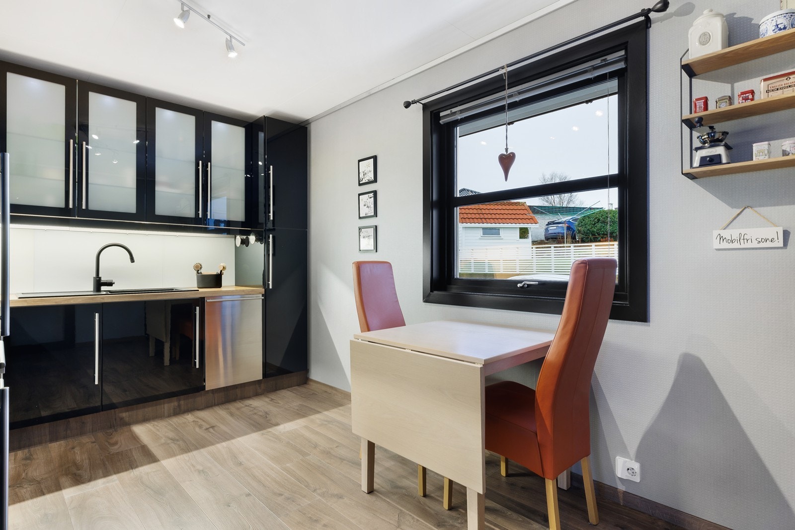 Naturlig plass til et lite kjøkkenbord. Galleribilde