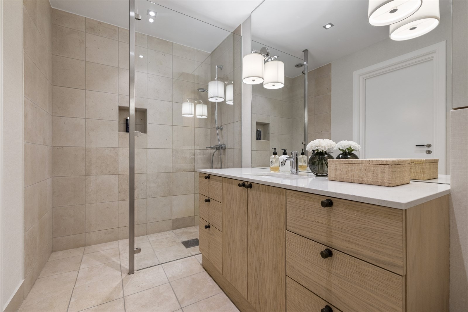 Stilrent baderom pusset opp i 2006. Våtsonen er flislagt mens resten av badet er tapetsert. Galleribilde