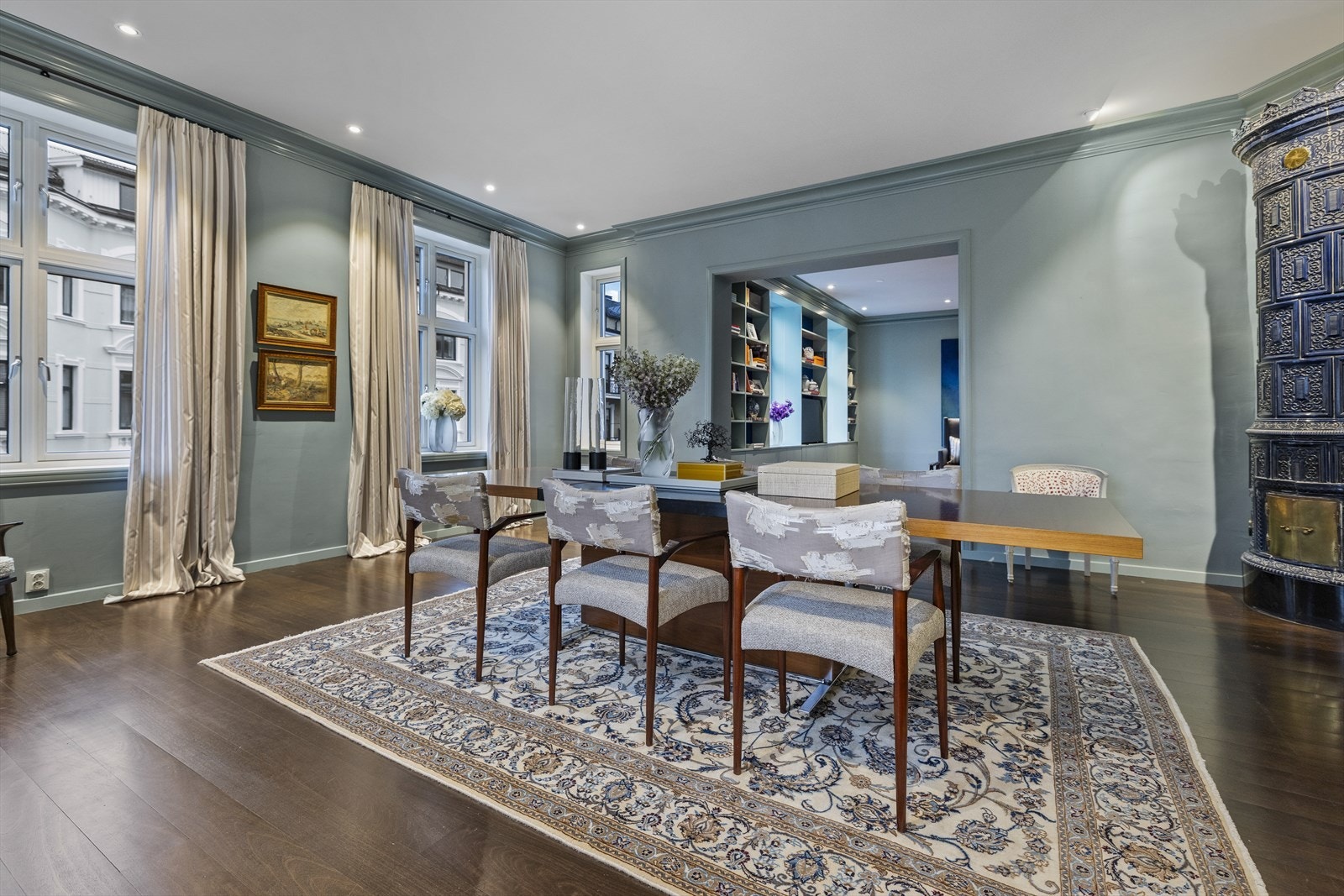 Spisestuen ligger på hjørnet av leiligheten og har lys inn fra to sider. Galleribilde