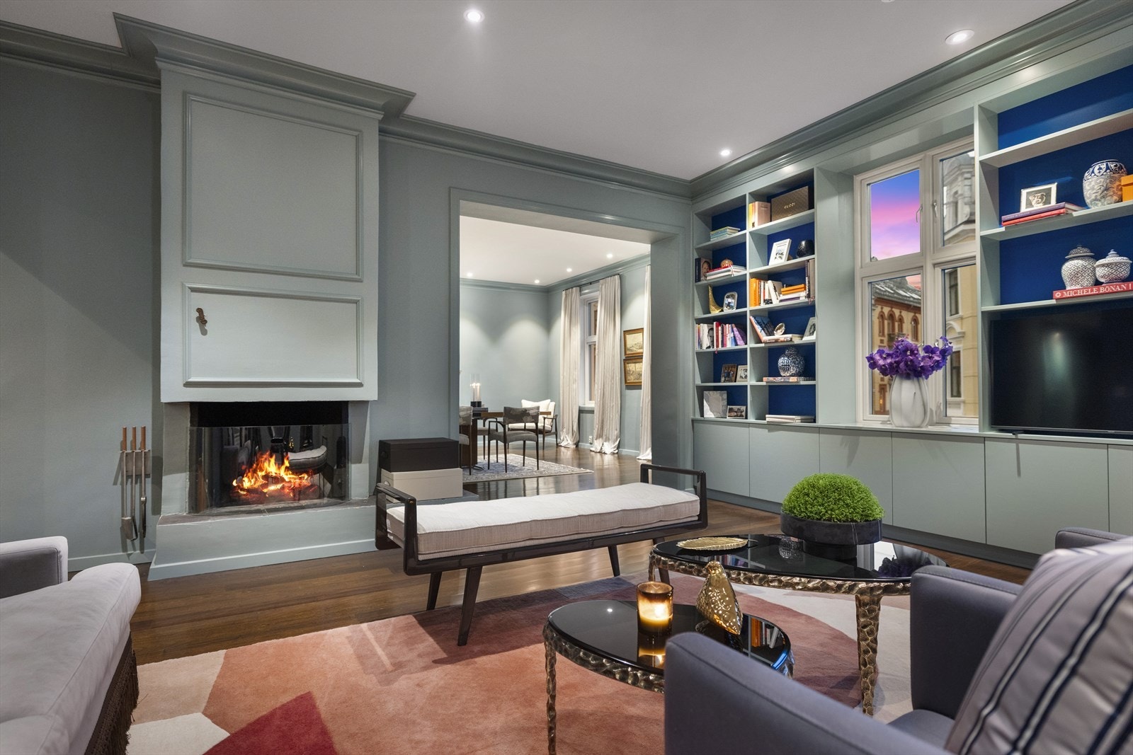 Kveldsstemning fra stuen. Selger opplyser at det er dårlig trekk i pipen og at peisen ikke har blitt benyttet. Galleribilde