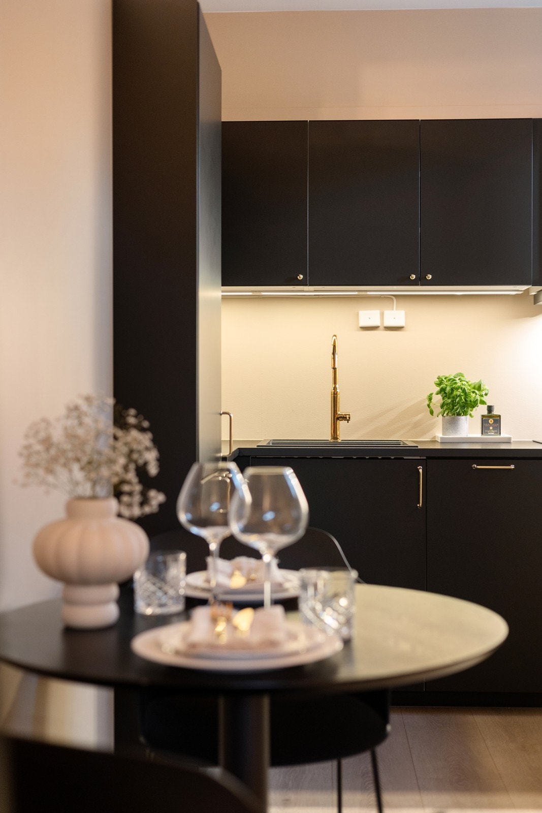 Det er en naturlig plass til spisebord på kjøkkenet. Galleribilde