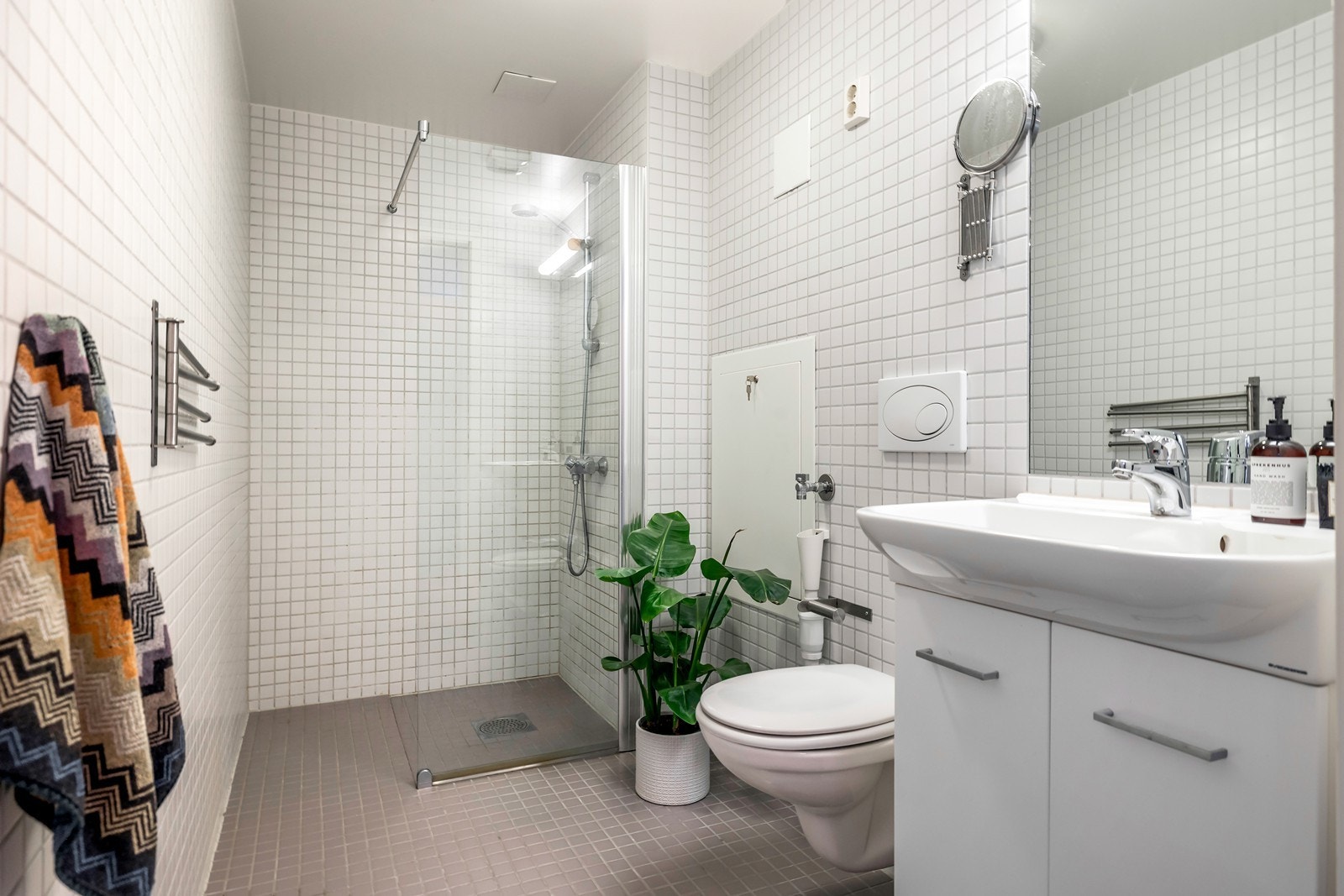 Badet har en fin og tidløs innredning fra byggeåret i 2010. Galleribilde