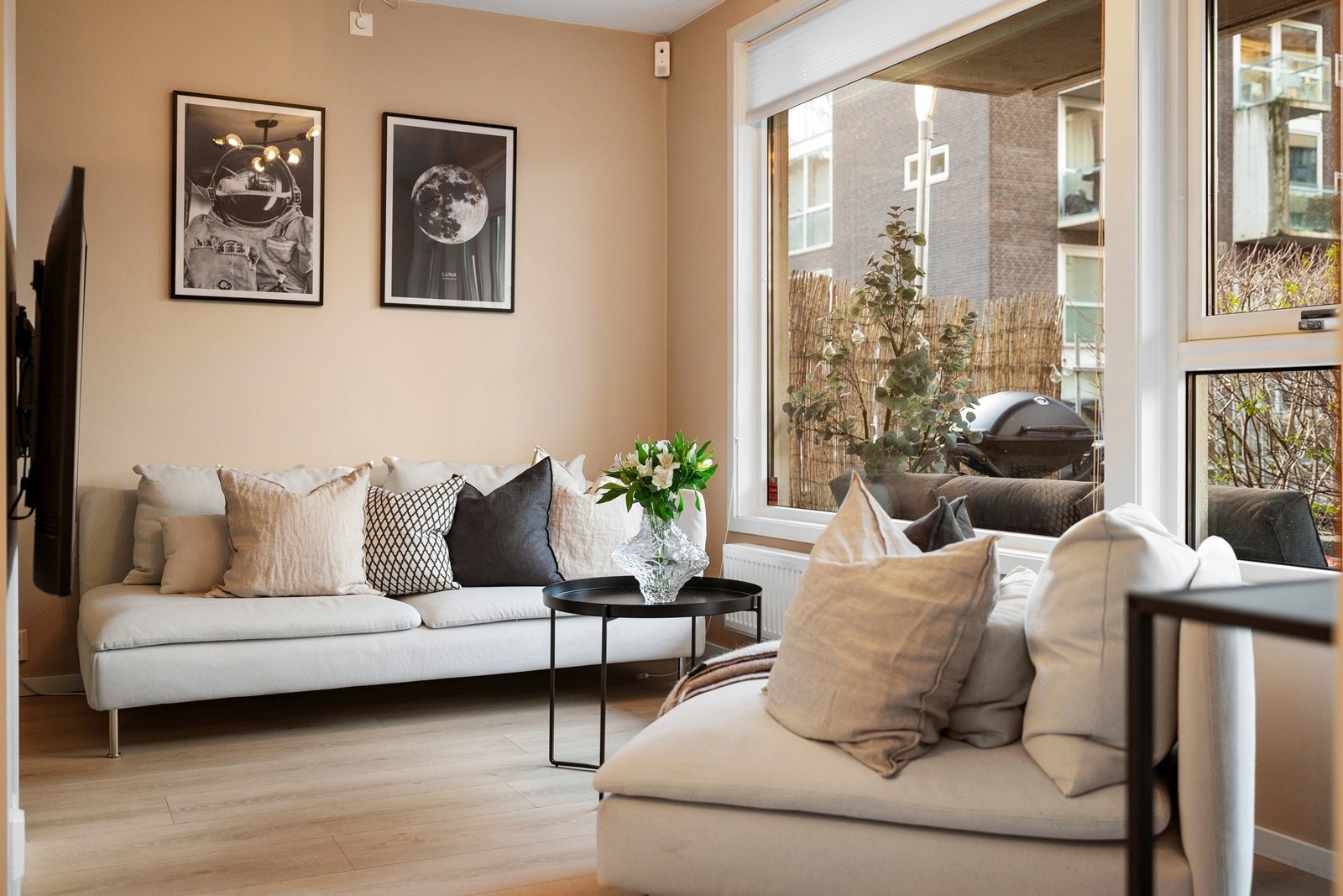 Det ble lagt nytt gulv i 2020, og veggene er malt i en dus og behagelig fargetone med hvitmalte karmer og lister. Takhøyden i stuen er på 2,50 meter. Galleribilde