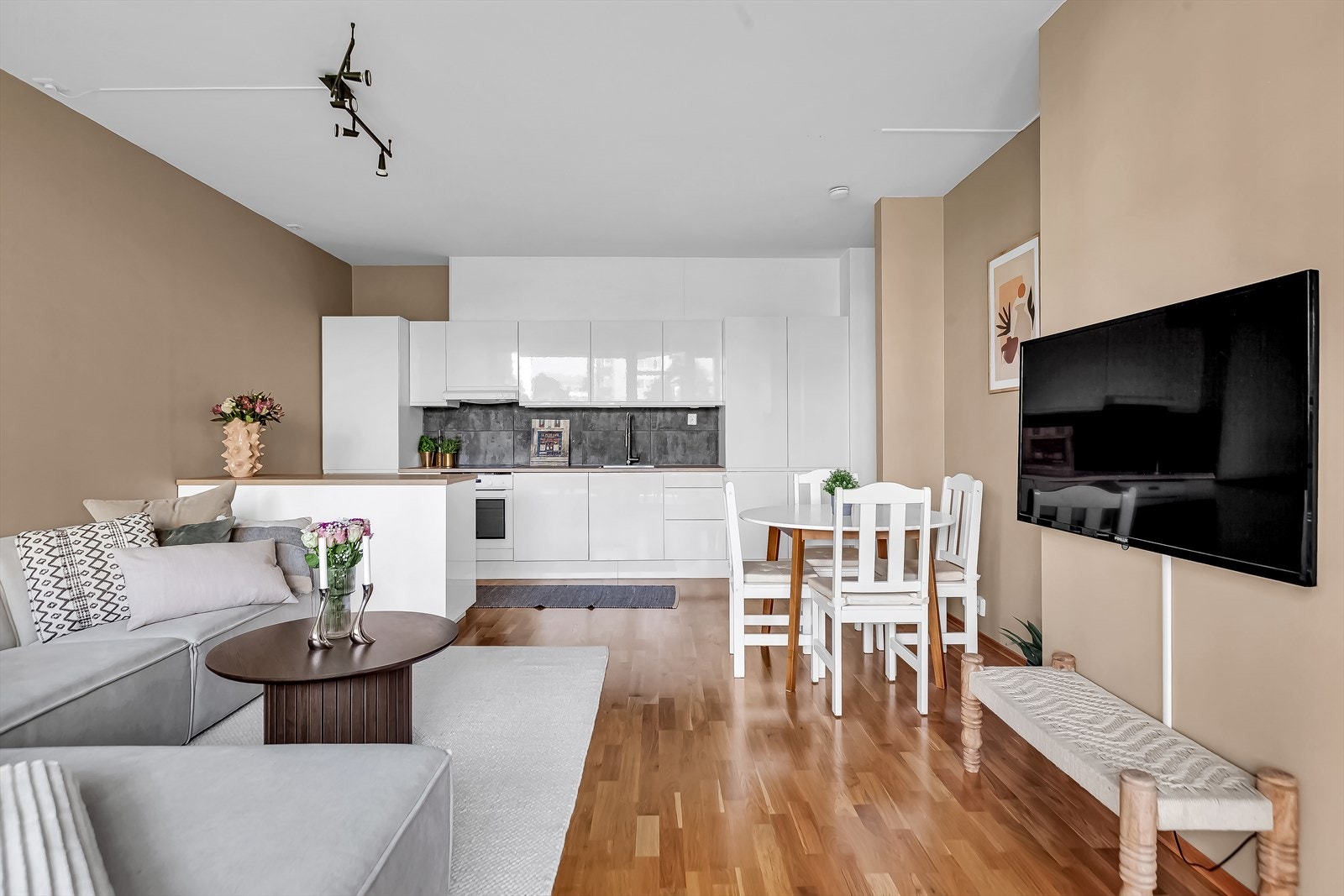 Leiligheten har en optimal planløsning. Lett å innrede med sofa/tv-seksjon samt stort spisebord. Galleribilde
