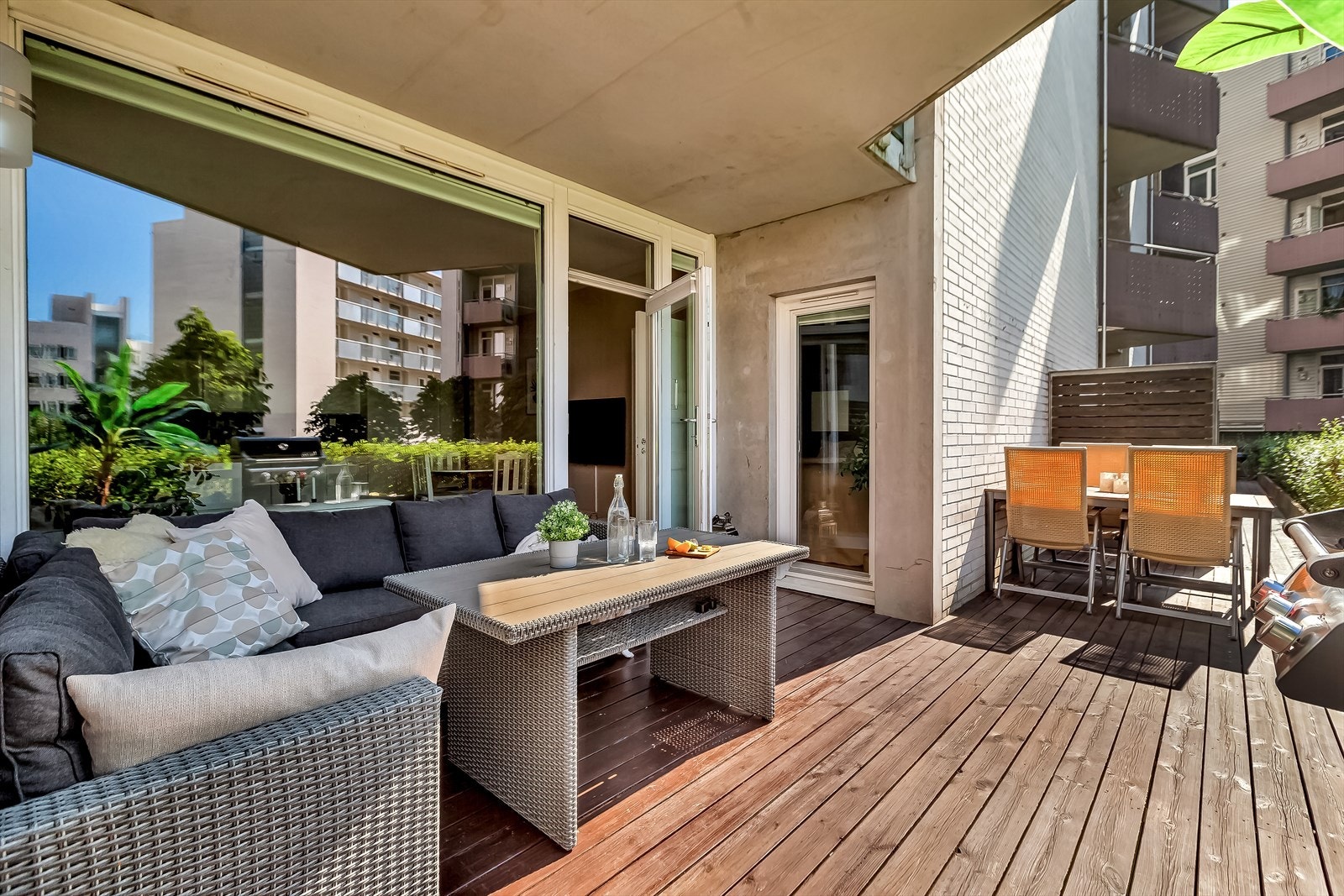 Stor terrasse på ca. 20 kvm. God plass til utemøblement med flere sittegrupper. Det er strømuttak på terrassen. Ettermiddagssol fra ca kl 15 på sommeren Galleribilde