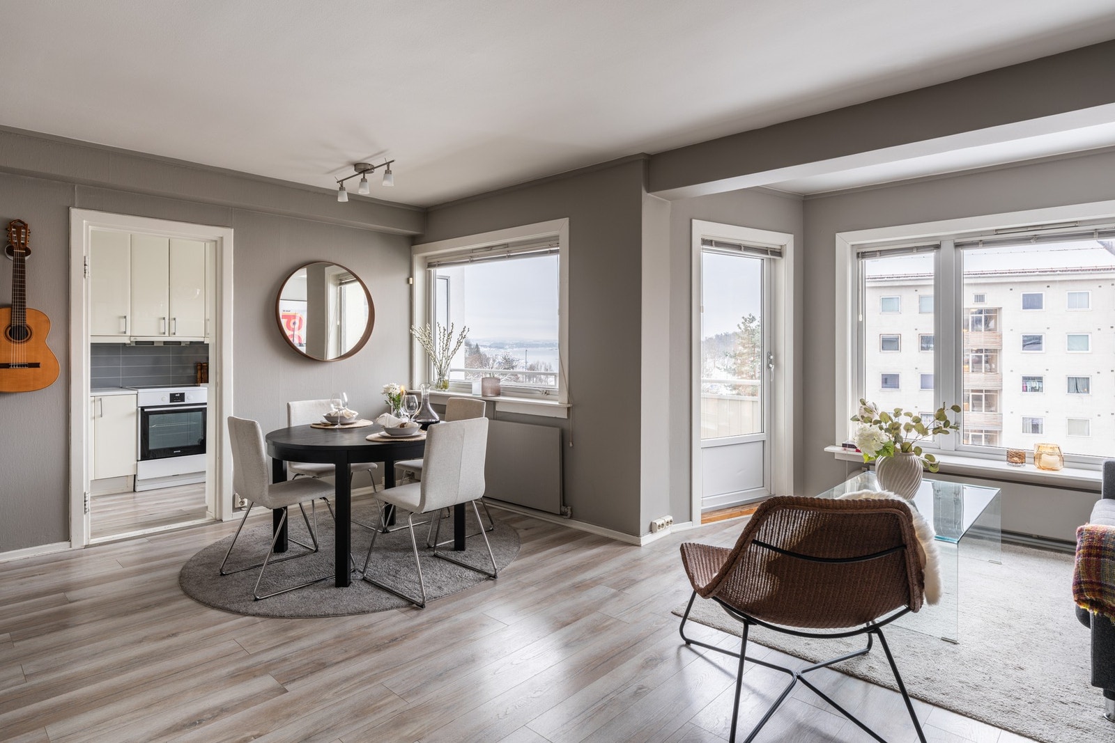 Takhøyden i stuen er målt til ca. 2,47 meter Galleribilde