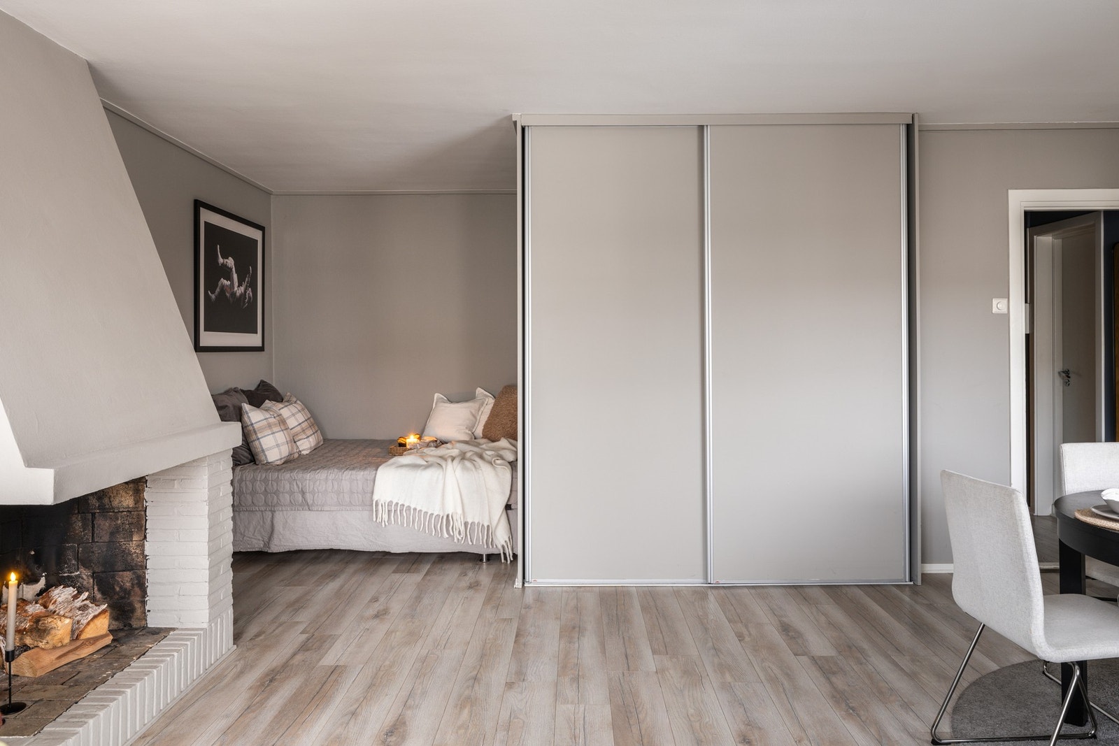 Stort garderobeskap ivaretar lagringsplassen Galleribilde