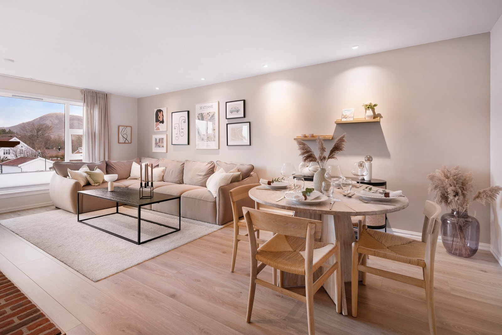 En lys og innbydende 3-roms selveierleilighet med sentral og attraktiv beliggenhet på Frøystad. Galleribilde