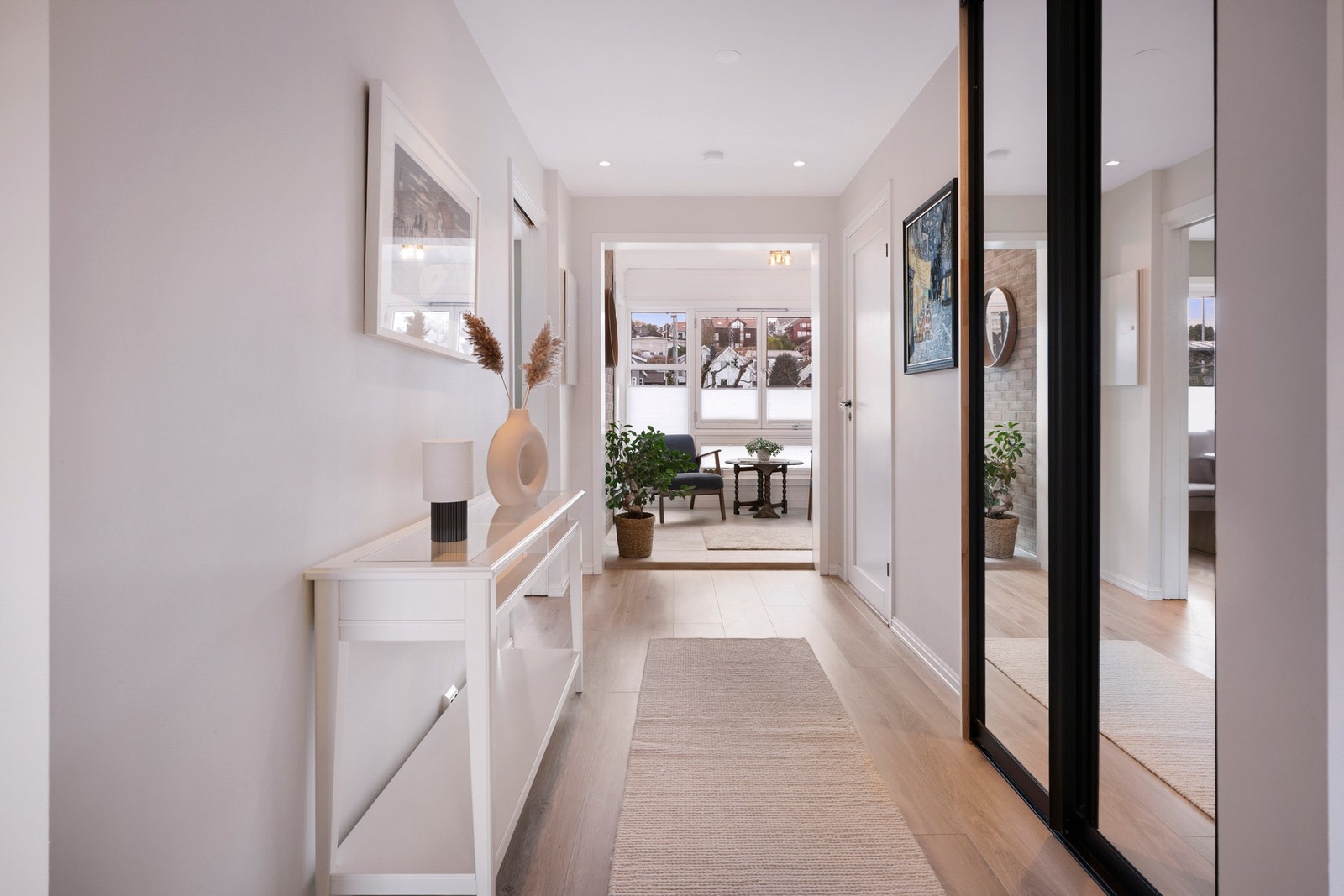 Fra entréen er det naturlig adkomst videre til leilighetens gangarealer Galleribilde