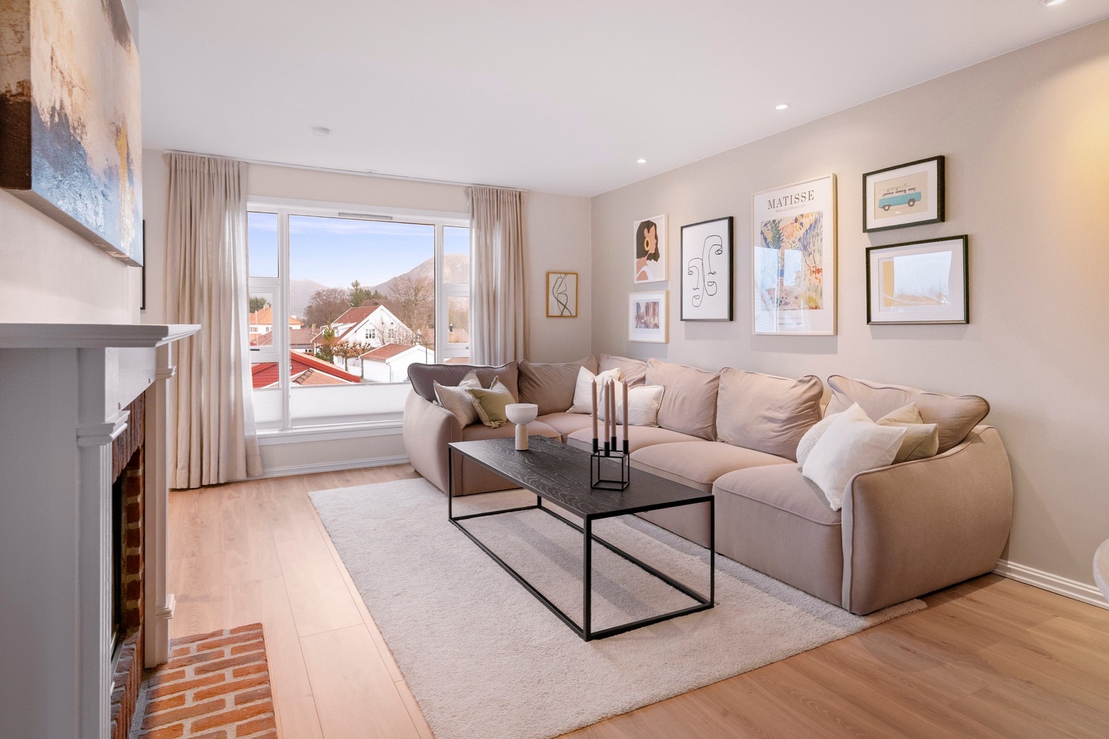 Stuen er romslig og har gode møbleringsmuligheter med plass til både sofa- og spisegruppe. Galleribilde