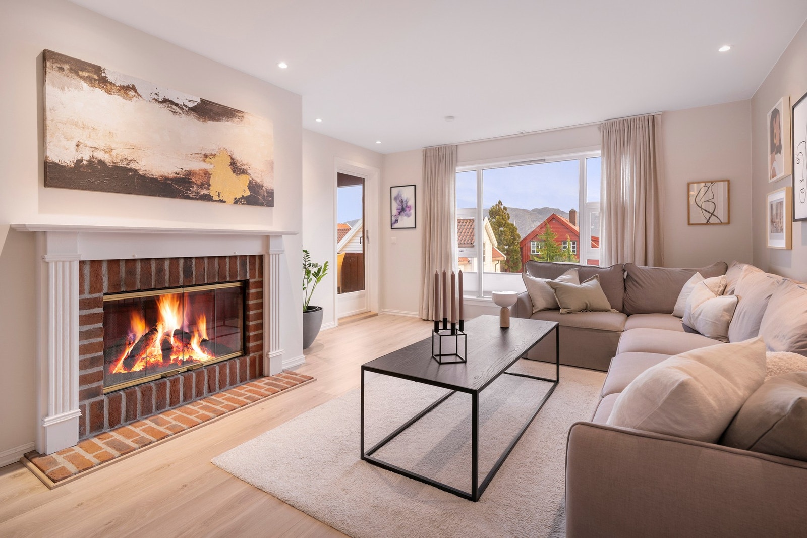 Leiligheten har en hyggelig terrasse med utgang fra stue og hovedsoverom. Galleribilde