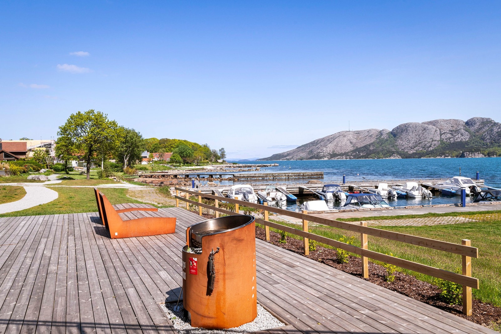 Området grenser mot Gandsfjorden og byr på flotte turmuligheter langs sjøen, med stier som passer både til jogging, sykling og rolige spaserturer. Galleribilde