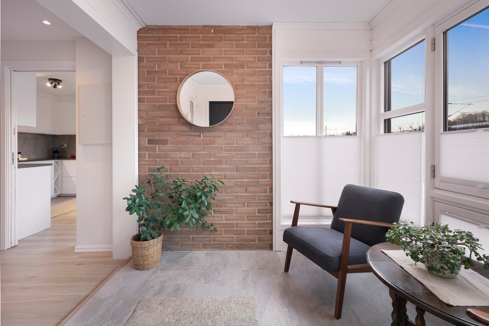 Entréen oppleves lys og innbydende og gir et godt førsteinntrykk av boligen. Galleribilde