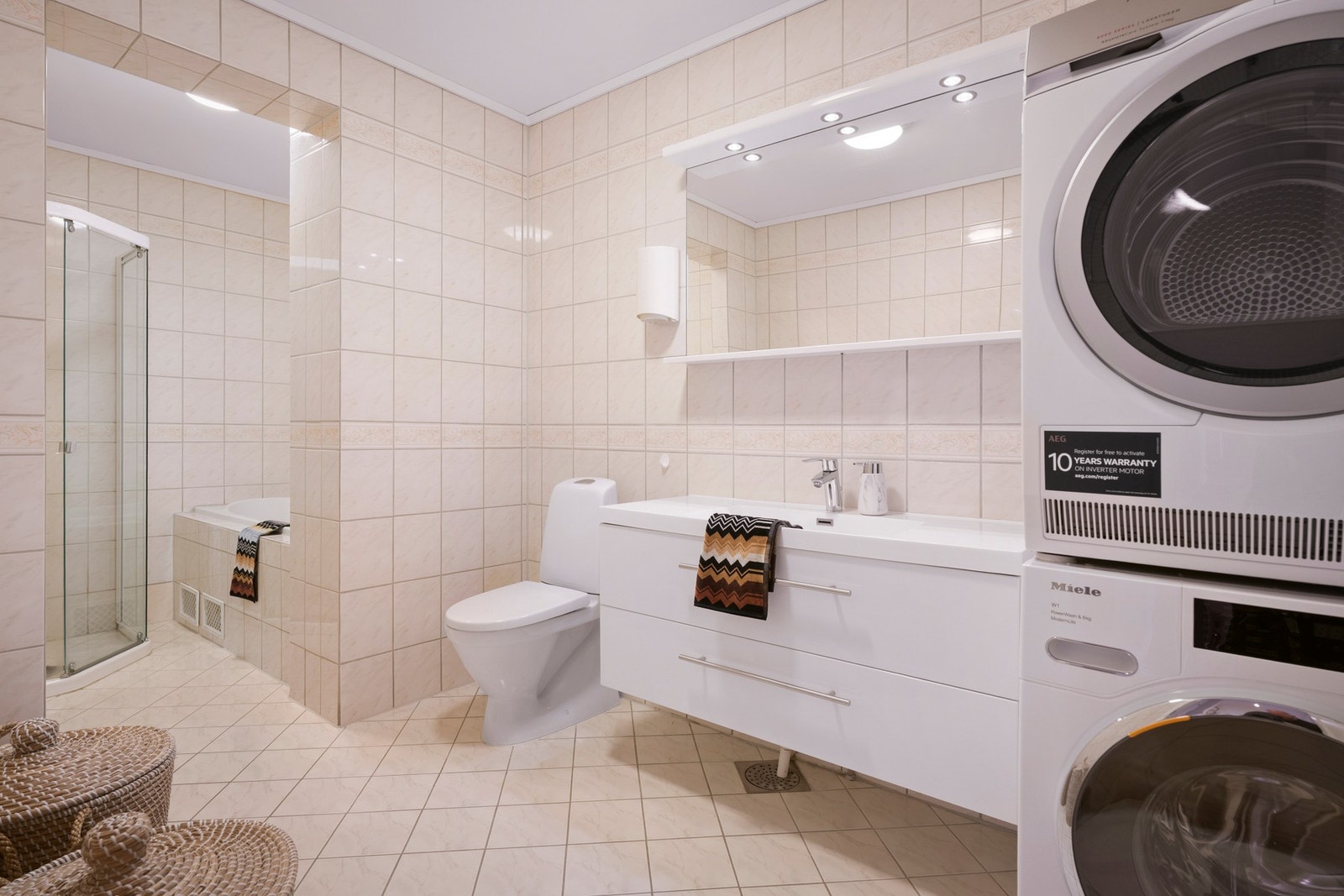 Badet er pent og fremstår lyst, ryddig og funksjonelt. Galleribilde