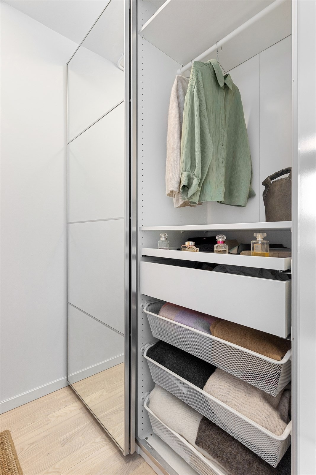 Åpen entré med god plass til oppbevaring av ytterklær og sko i romslig skyvedørsgarderobe. Galleribilde