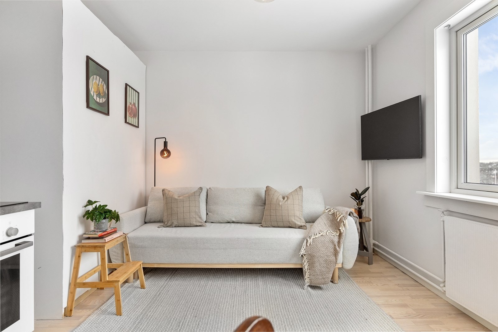 Leiligheten fremstår som lys og trivelig, med en gjennomtenkt planløsning og lyse farger som skaper en innbydende og behagelig atmosfære. Galleribilde