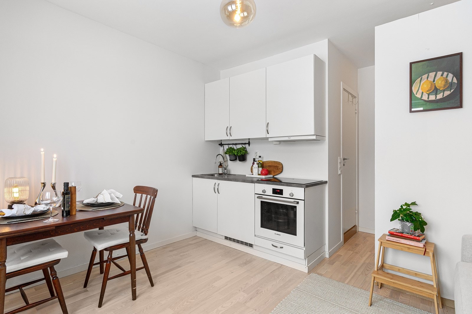 Kjøkkenet er praktisk og funksjonelt utformet med god skap- og benkeplass. Galleribilde