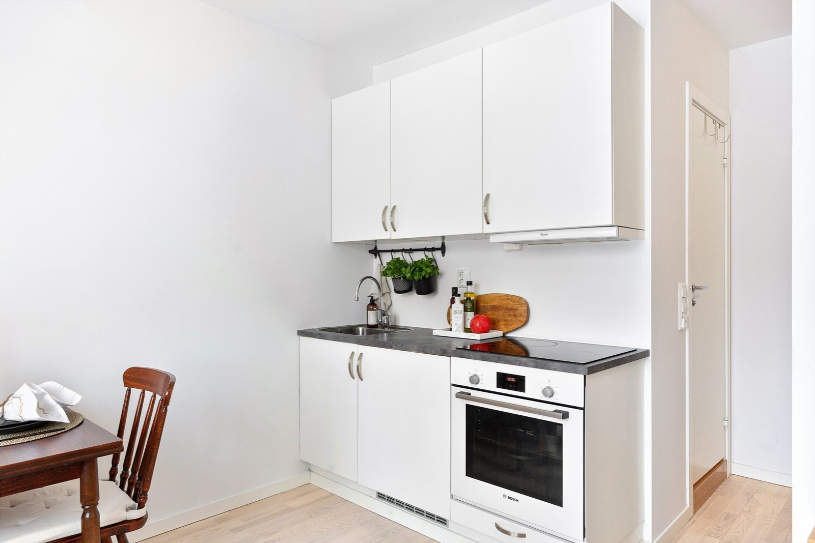 Det er kullfiltervifte over stekesonen. Galleribilde