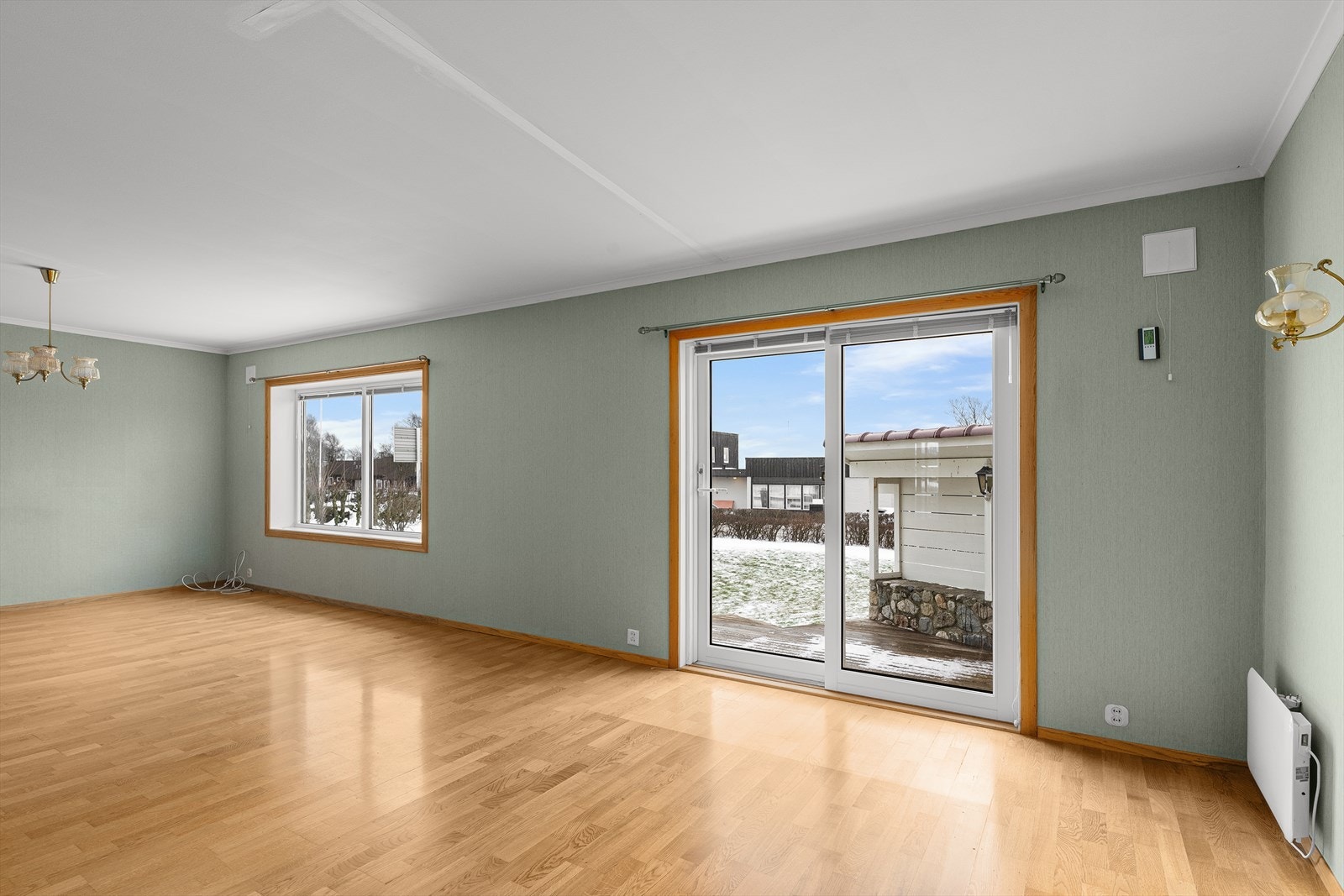 Stue med utgang til terrasse og hage. Galleribilde