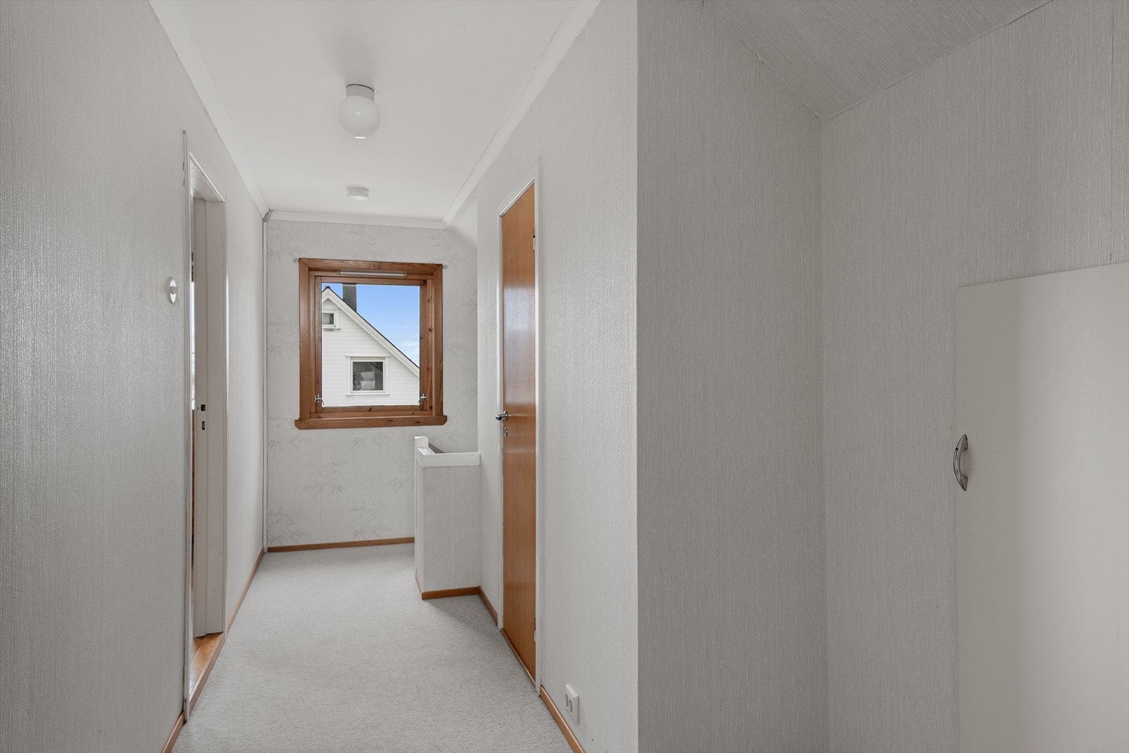 I andre etasje er det tre soverom samt toalettrom. Galleribilde