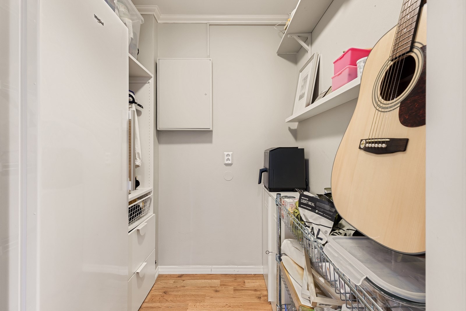 Innvendig bod med hyller og skap gir effektiv oppbevaringsløsning. Galleribilde