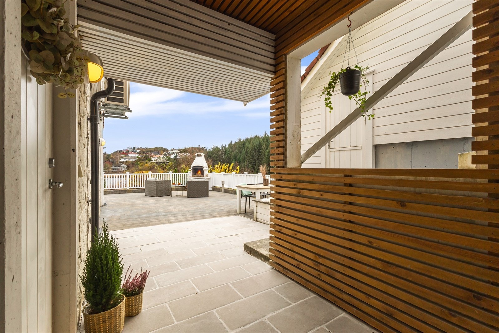 Overbygd inngangsparti gir beskyttelse mot vær og vind. Galleribilde