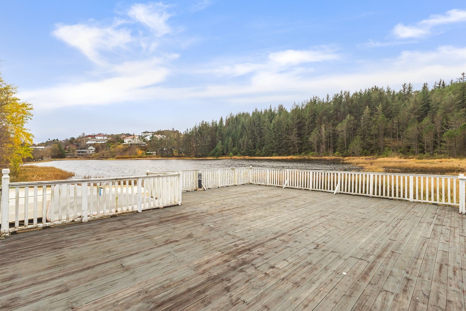 Sameiet har en stor og flott felles trebrygge idyllisk beliggende ved Vestre Arefjordvatnet, tilgjengelig for alle seksjonseiere. Galleribilde