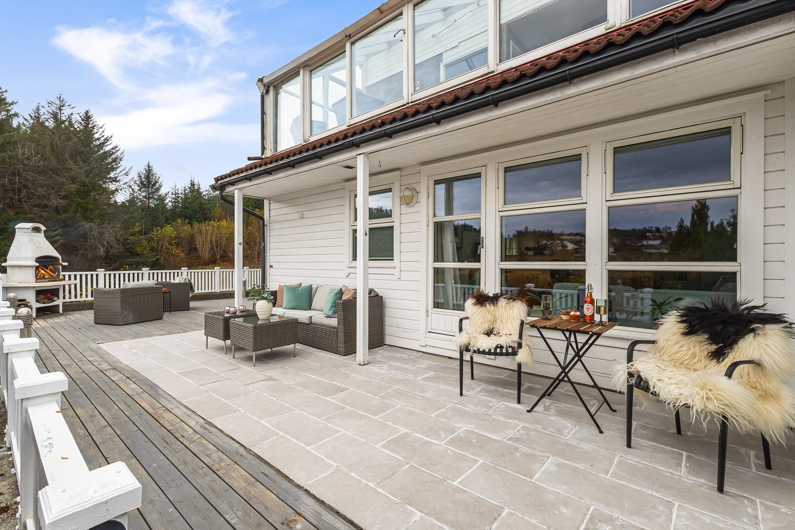 Stor og flott terrasse med plass til flere sittegrupper gir rom for avslapning. Galleribilde