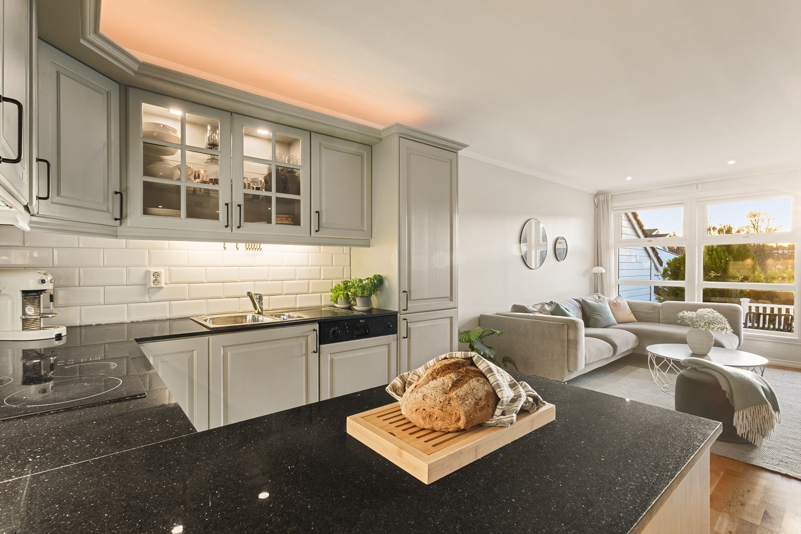 Kjøkkenet er romslig og funksjonelt med god skap- og benkeplass. Galleribilde