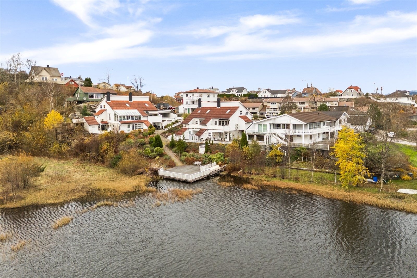 Til tross for den rolige beliggenheten er det kort vei til handel og servicetilbud. Sartor Senter ligger kun en kort kjøretur unna og byr på et rikt utvalg av butikker, restauranter, kaféer, treningssentre og kino. Galleribilde