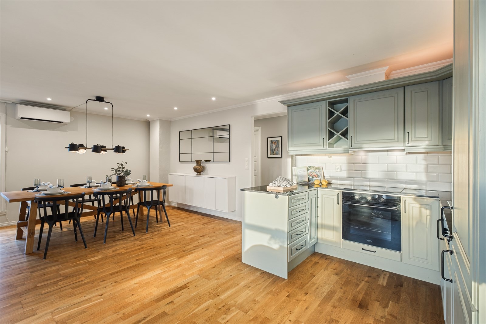 Kjøkkenet er utstyrt med kjøkkenvask i stål, samt integrerte hvitevarer bestående av kjøl/fryseskap, oppvaskmaskin, komfyr og keramisk platetopp. Galleribilde