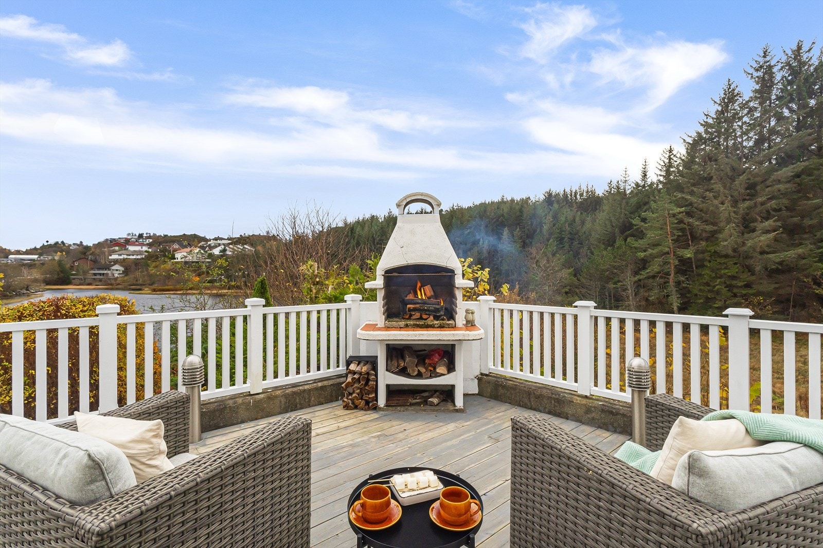 På terrassen finner man en flott utepeis som setter stemningen mens man nyter den flotte utsikten. Galleribilde