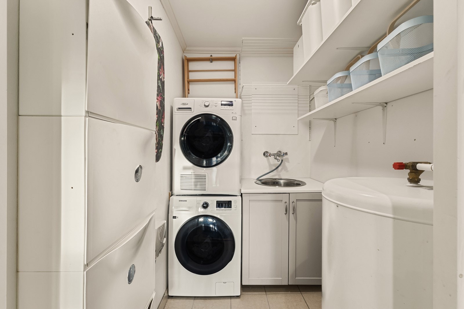 Vaskerommet har flislagt gulv med elektriske varmekabler for komfort. Galleribilde