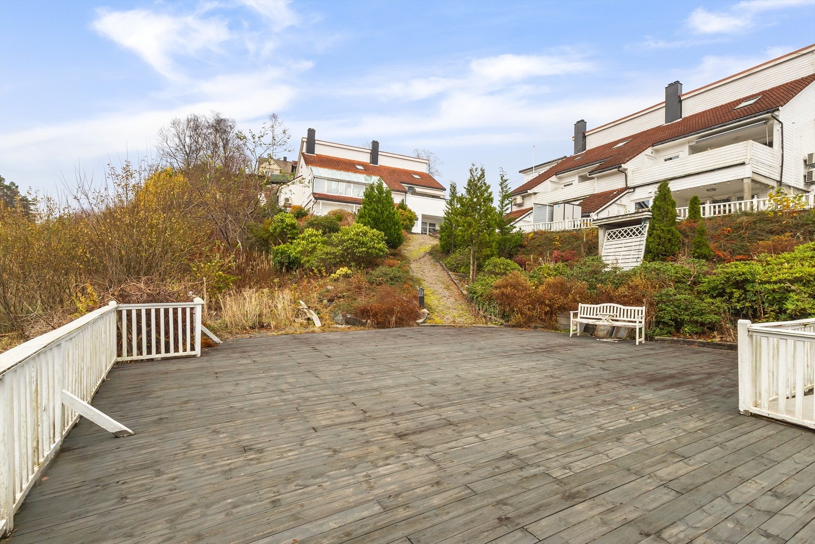 Her kan man nyte lange sommerdager med sol og badeglede, enten man ønsker en forfriskende morgendukkert, rolige stunder med bok og kaffe, eller hyggelige sammenkomster med familie og naboer. Galleribilde