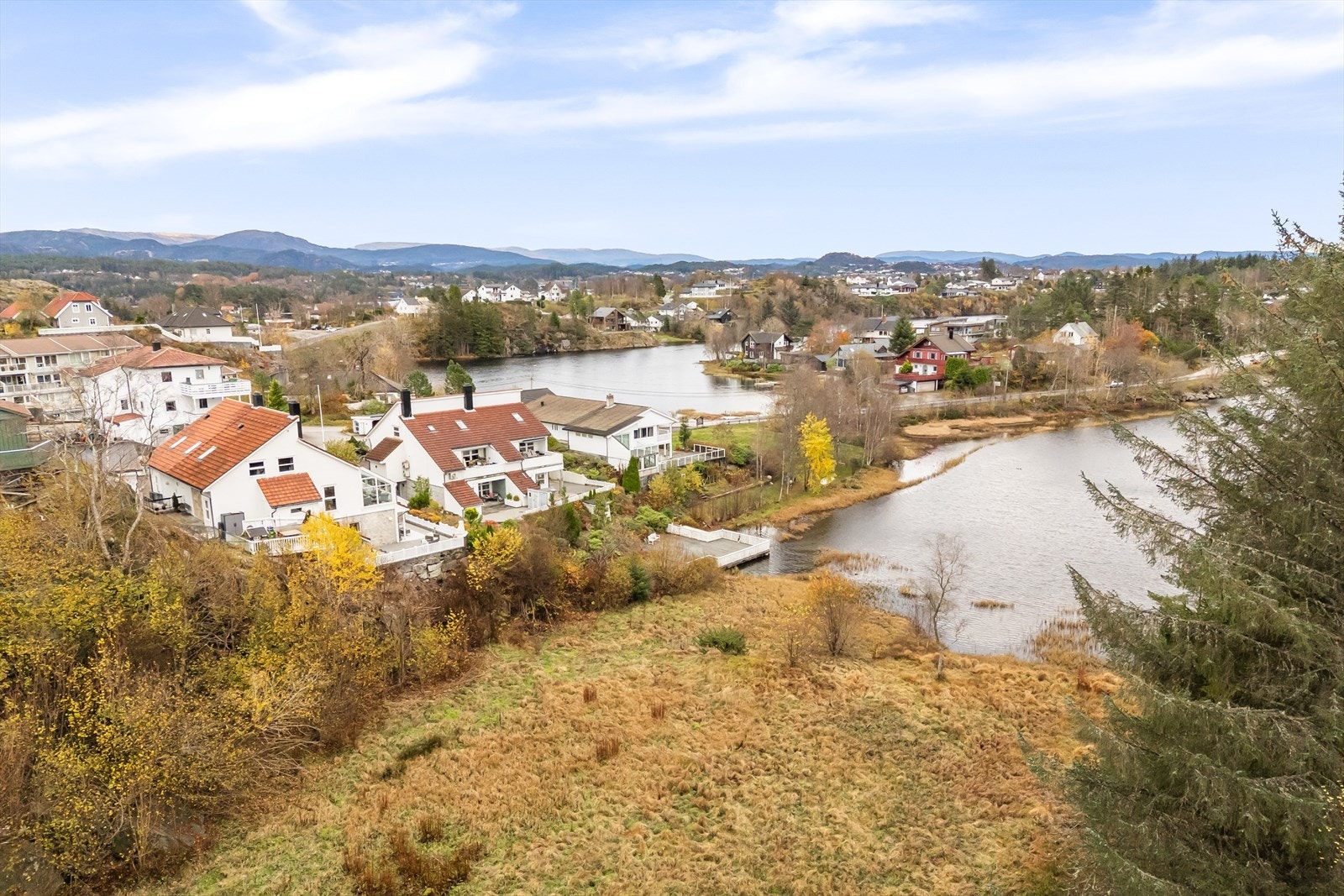 Offentlig kommunikasjon er svært god, med bussholdeplassen Arefjord bare ca. 3 minutters gange fra boligen. Galleribilde