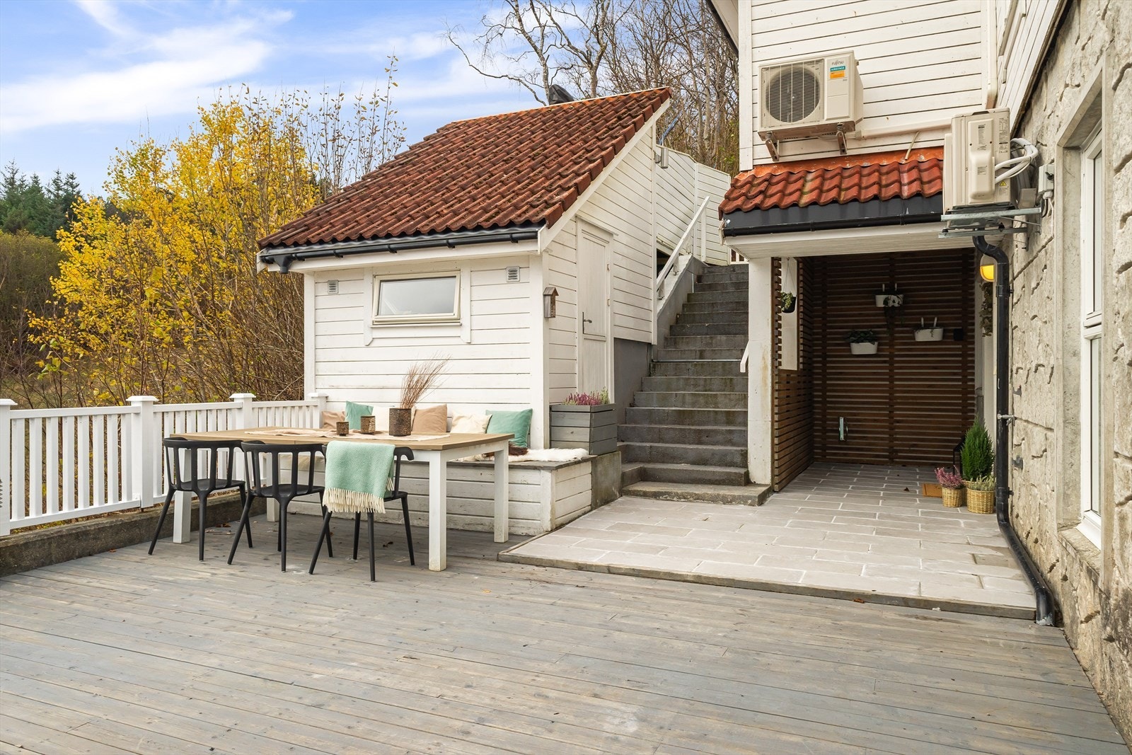 Uteområdet har trapp som gir enkel tilgang til og fra parkeringen. Galleribilde