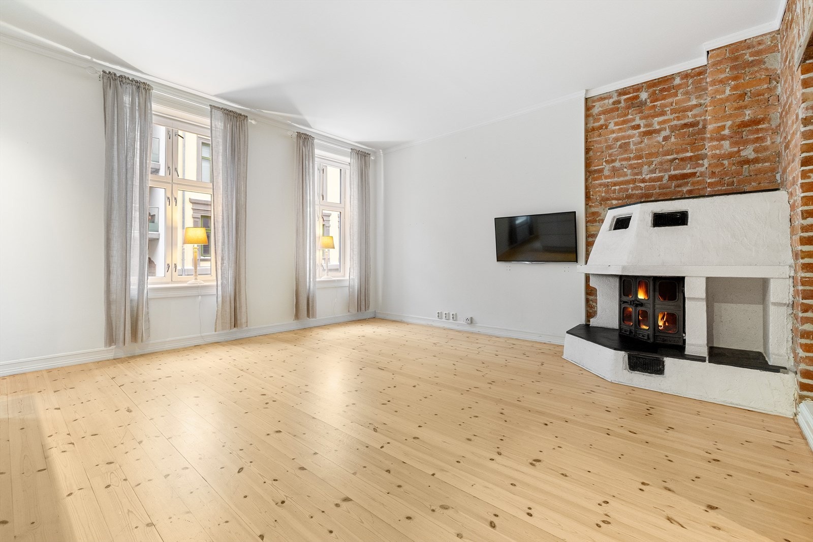 Leiligheten ligger i 2. etasje og inneholder entré, kjøkken, stue, bad og to soverom. Galleribilde