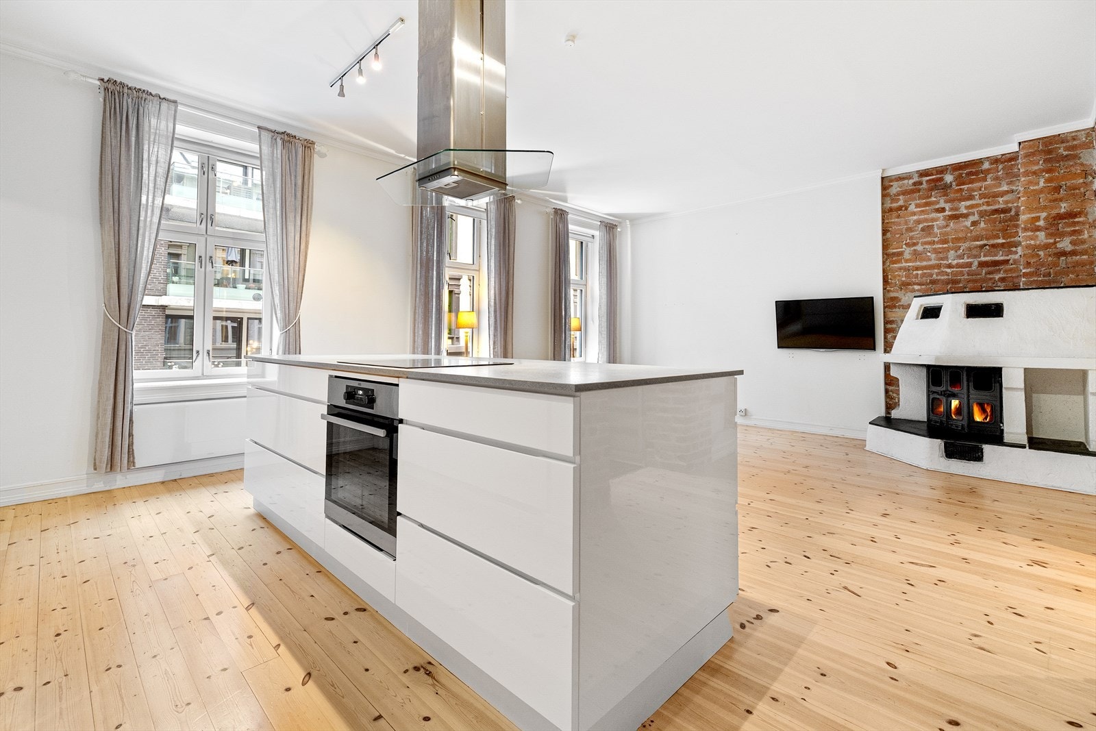 I stuen er det god plass til både stor sofagruppe med tilhørende sofabord og tv-møblement og spiseavdeling. Galleribilde