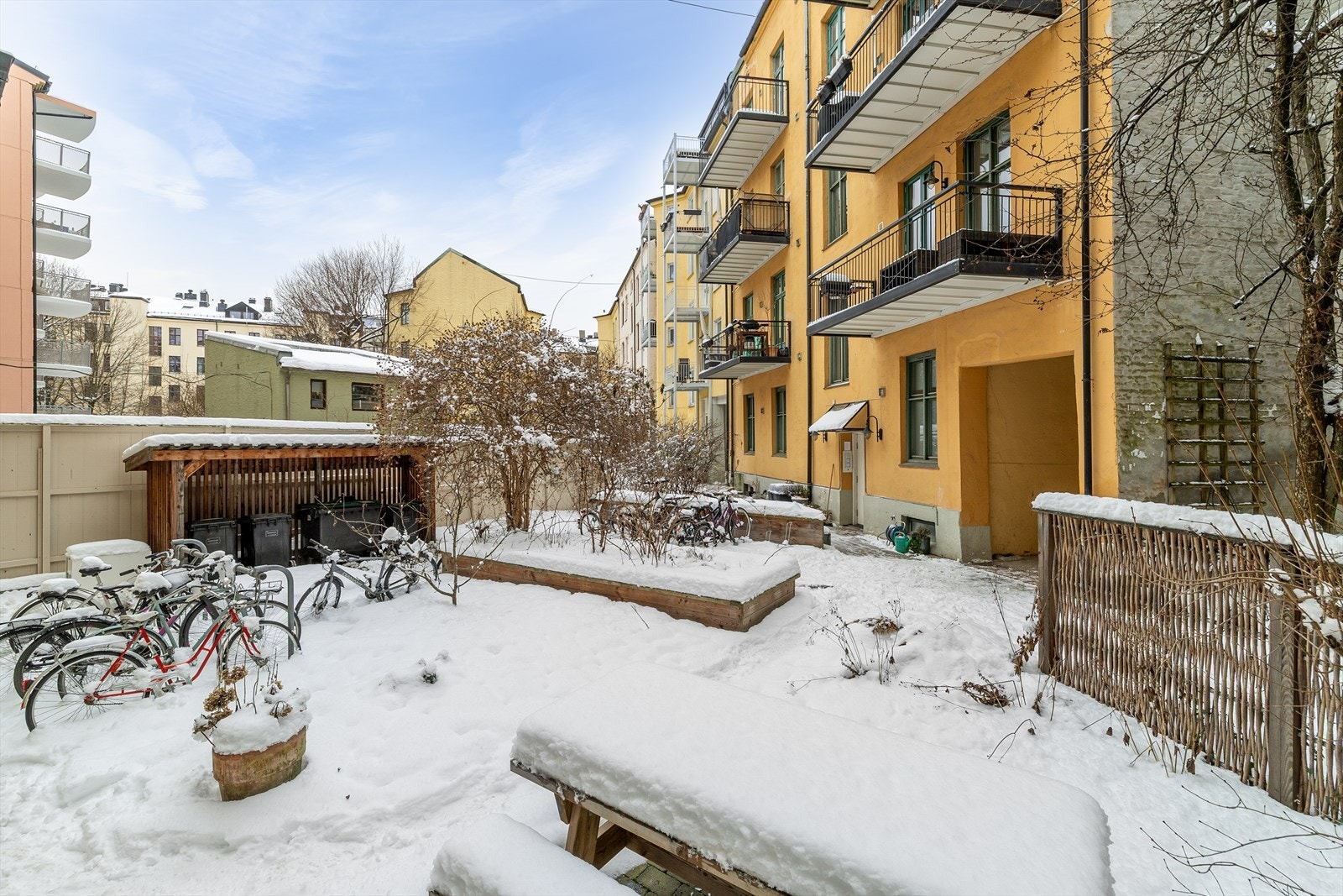 Hyggelig bakgård med sittegruppe, sykkelparkering og beplantning. Galleribilde