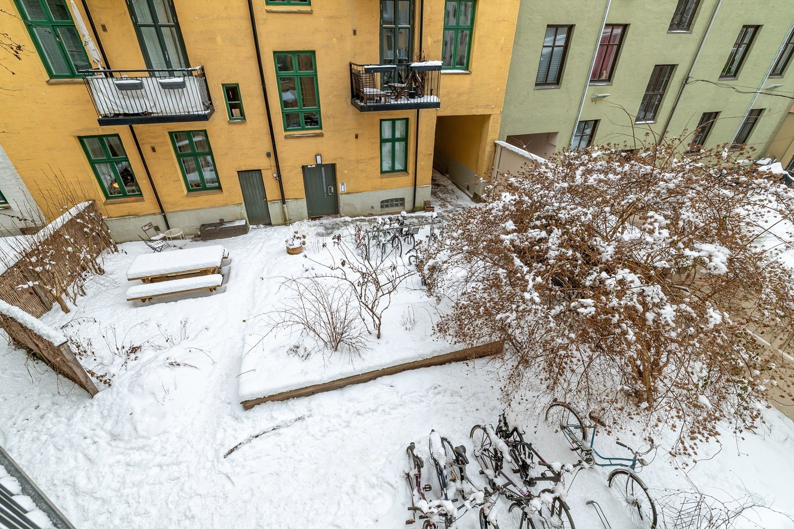Balkongen vender mot sameiets hyggelige og frodige bakgård. Balkongen ble oppført i 2003. Galleribilde