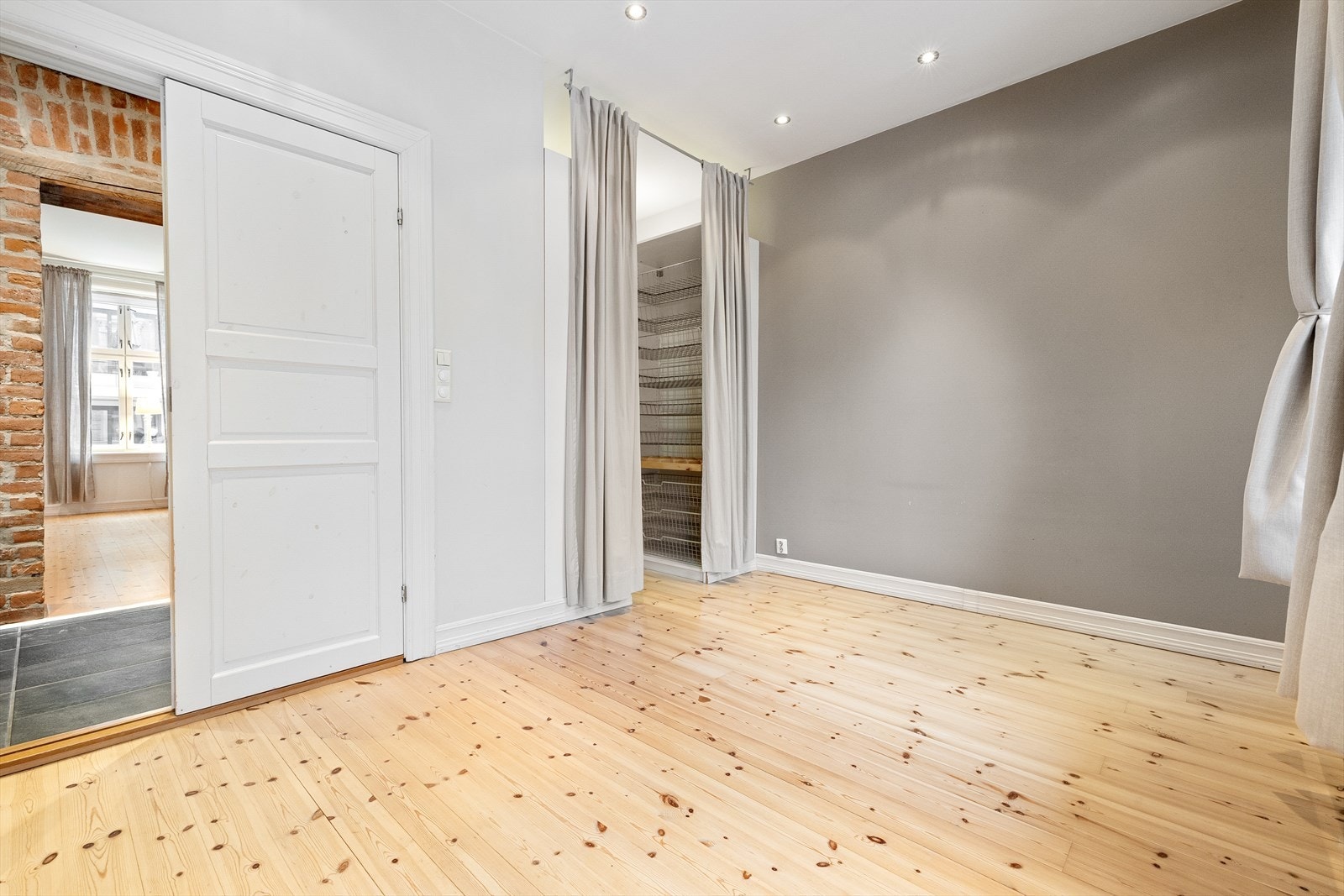 Det er god plass til dobbeltseng med tilhørende nattbord på hver side av sengen. Galleribilde