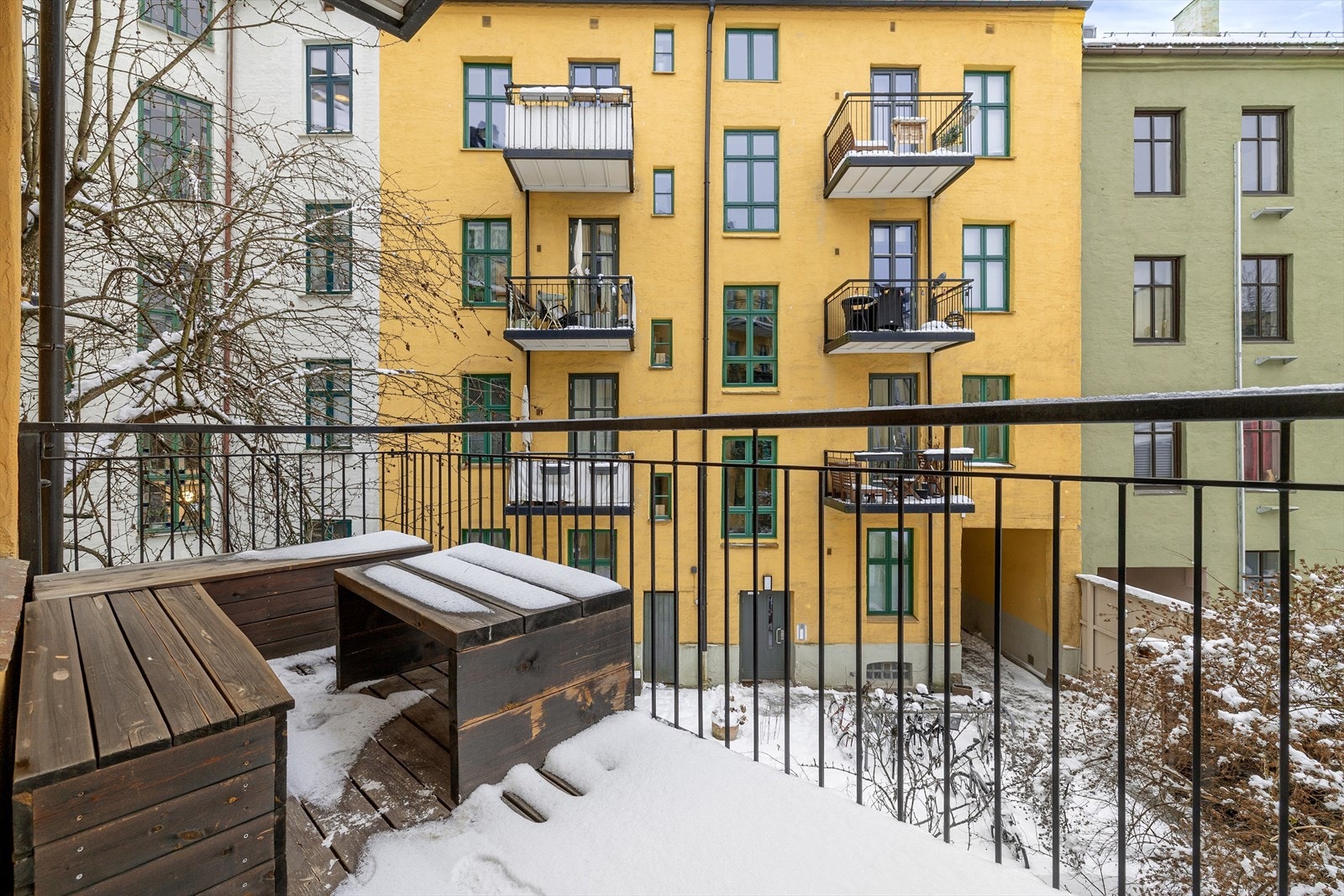 En lys og luftig 3-roms leilighet med klassiske detaljer og sjarmerende uttrykk, beliggende attraktivt på Grünerløkka. Galleribilde